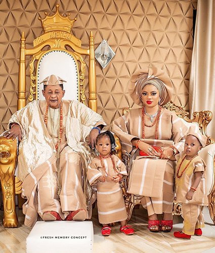 Король Ламиди Адейеми III и королева Ануолувапо Адейеми с детьми