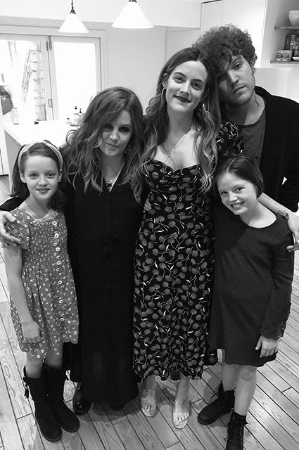 Лиза Пресли с сыном Бенджамином и дочерьми
