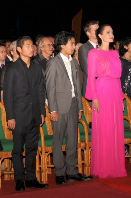 Анджелина Джоли с сыновьями Паксом и Мэддоксом