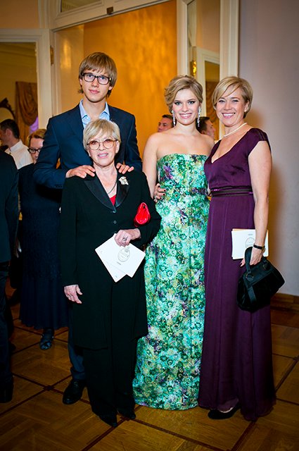Алиса Фрейндлих с дочерью Варварой и внуками, 2013 год