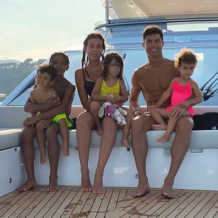 Джорджина Родригес и Криштиану Роналду с детьми