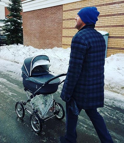 Максим Виторган на прогулке с новорожденным сыном