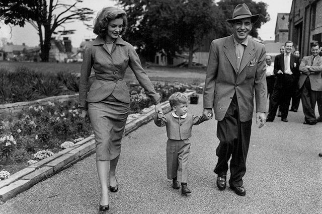 Лорен Бэколл и Хамфри Богарт с сыном
