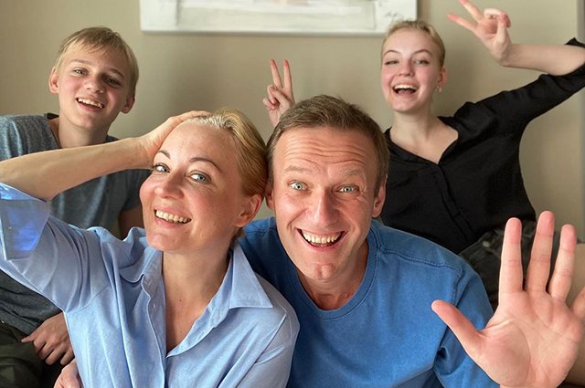 Алексей Навальный с женой Юлией и детьми Захаром и Дашей