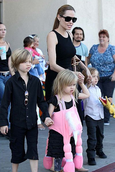 Анджелина Джоли с детьми готовится к Хэллоуину