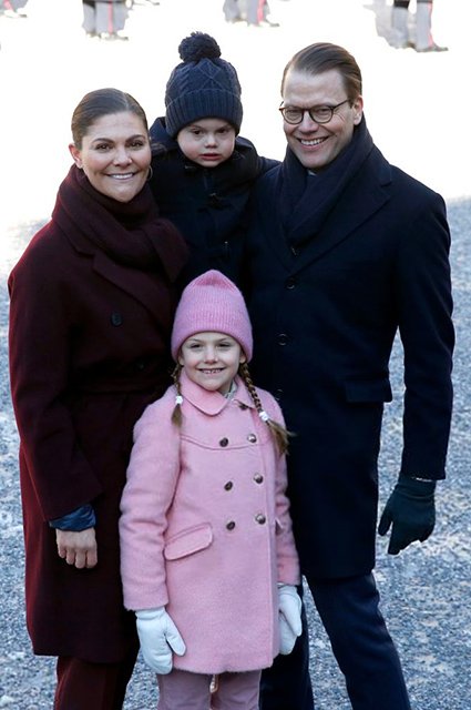 Принцесса Виктория с мужем Даниэлем и детьми, принцем Оскаром и принцессой Эстель