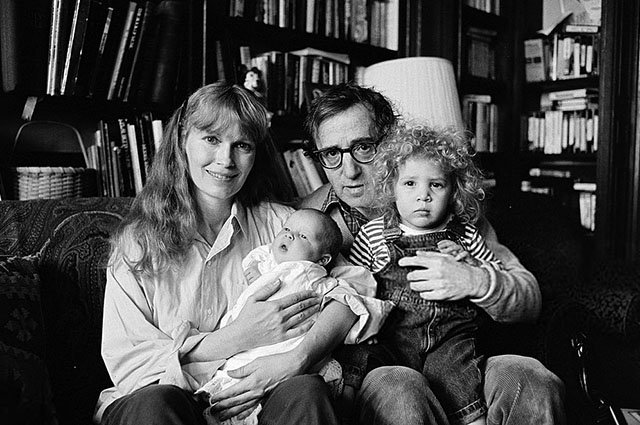 Миа Фэрроу и Вуди Аллен с детьми — сыном Ронаном и дочерью Дилан