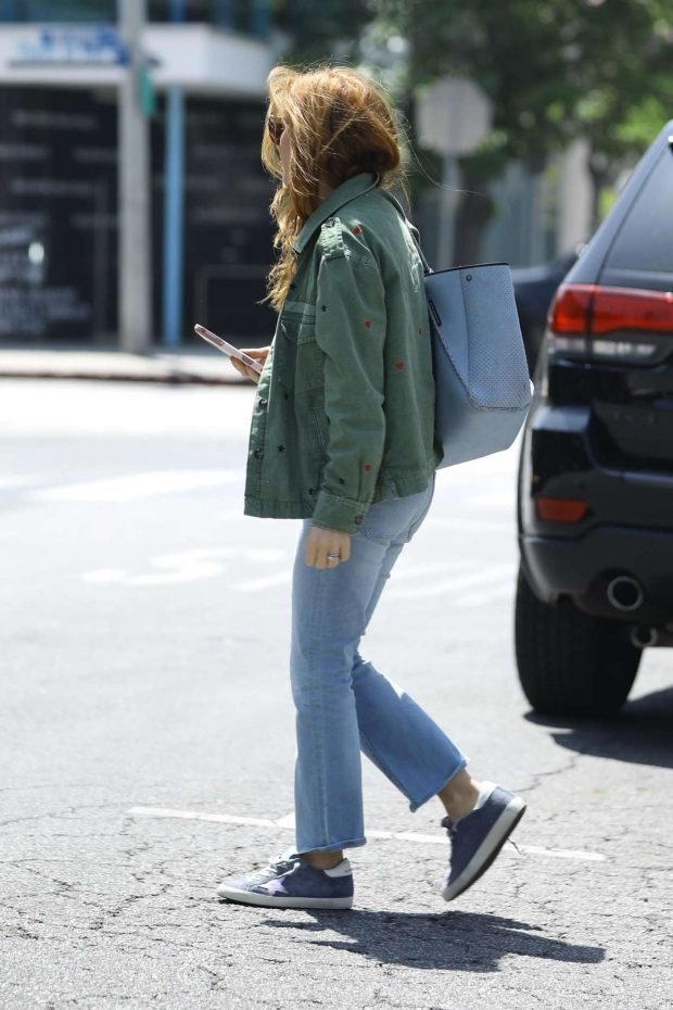 Isla Fisher: Shopping on Melrose Place -06