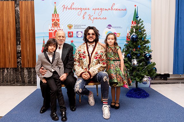 Филипп Киркоров с отцом Бедросом и детьми