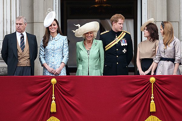 Принц Эндрю, герцогиня Кэтрин, герцогиня Камилла, принц Гарри, принцессы Евгения и Беатрис