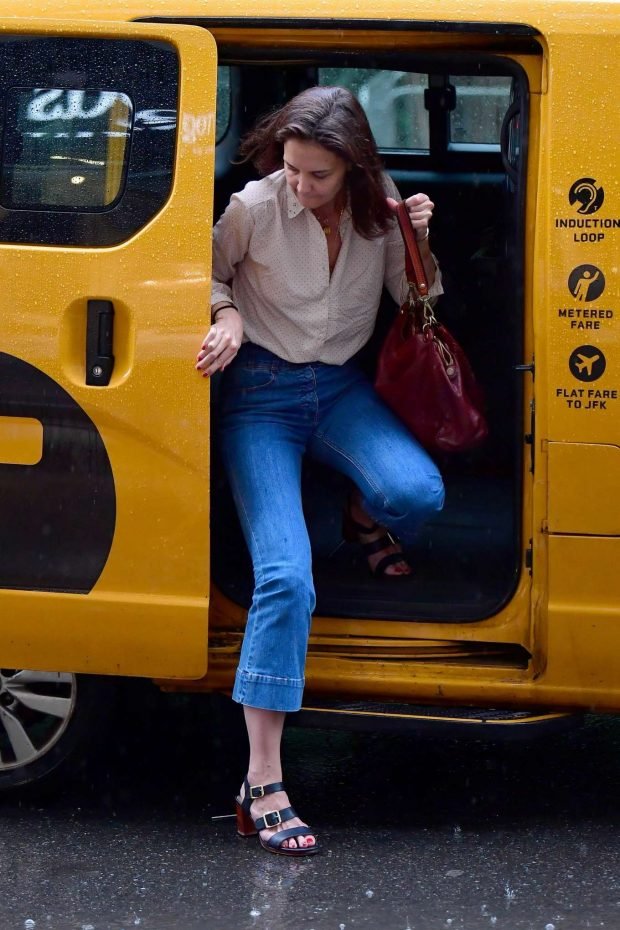 Katie Holmes: Walk in the rain in New York City-03