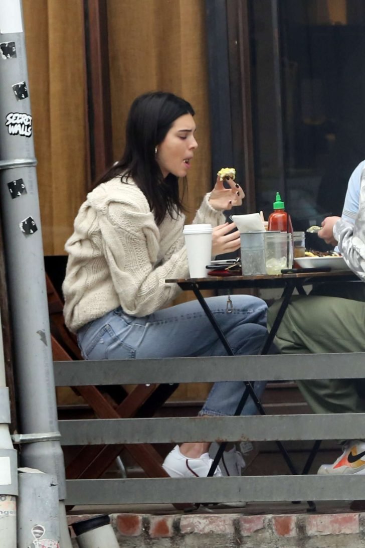 Kendall Jenner: Out for lunch in Los Angeles -06