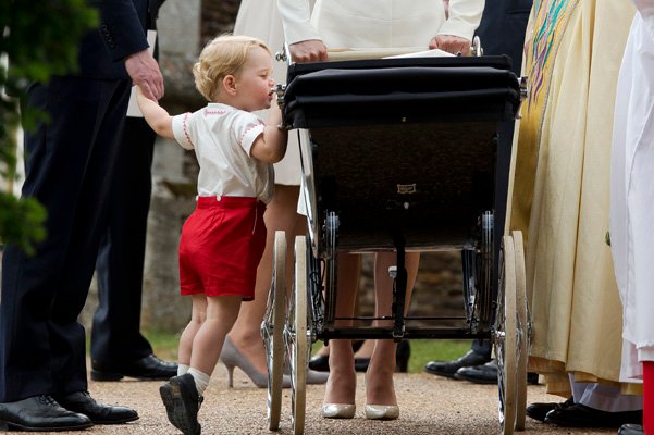 Принц джордж заглядывает в коляску к своей сестренке