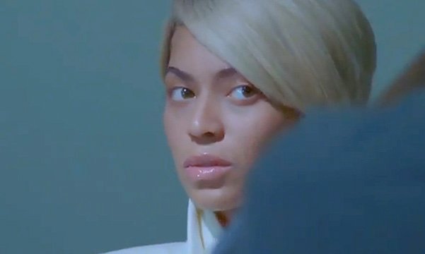 Закулисное видео Бейонсе на съемках нового календаря 7