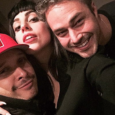 Леди Гага с другом и Тэйлором Кинни