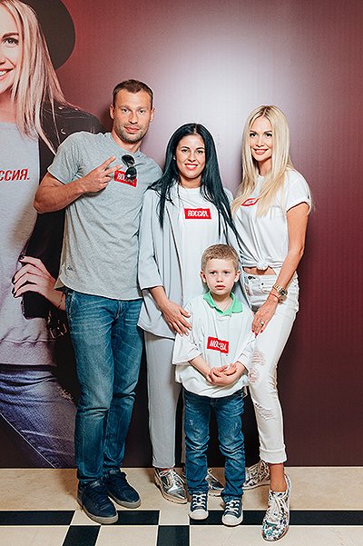 Березуцкий Василий с женой Ольгой и сыном, Лопырева Виктория