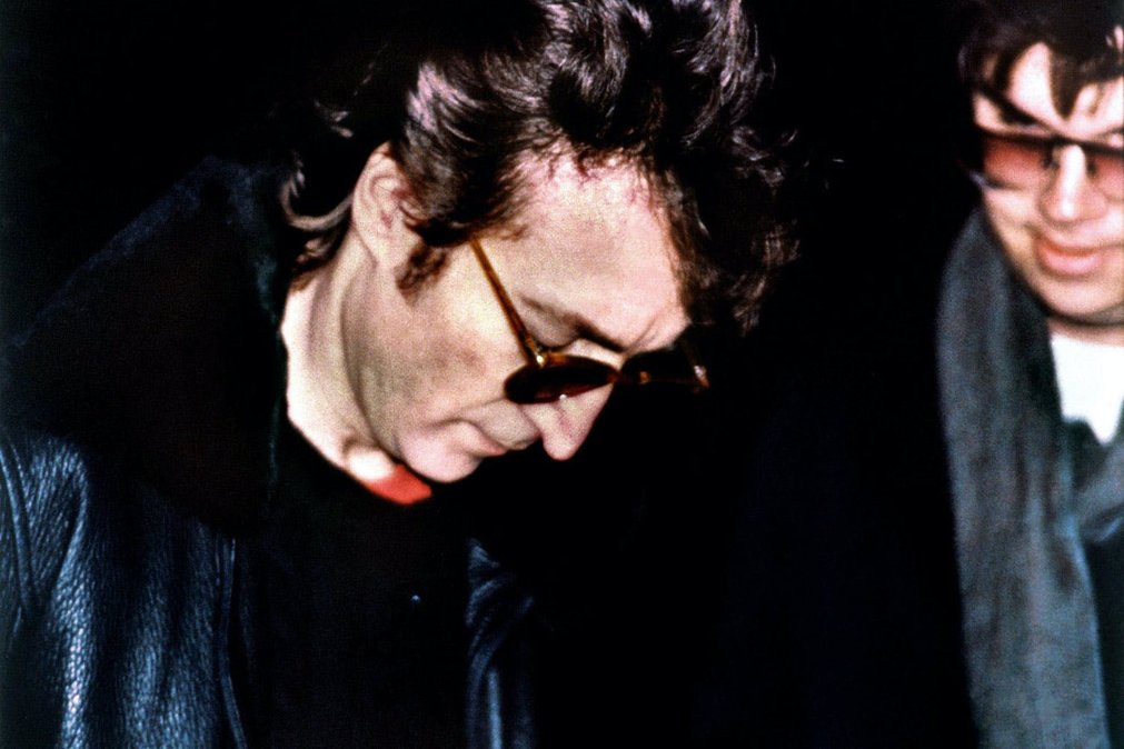 Одно из последних фото Джона при жизни. 8 декабря 1980 года, Нью-Йорк. Рядом с ним мы видим его убийцу — Марка Чепмена. 