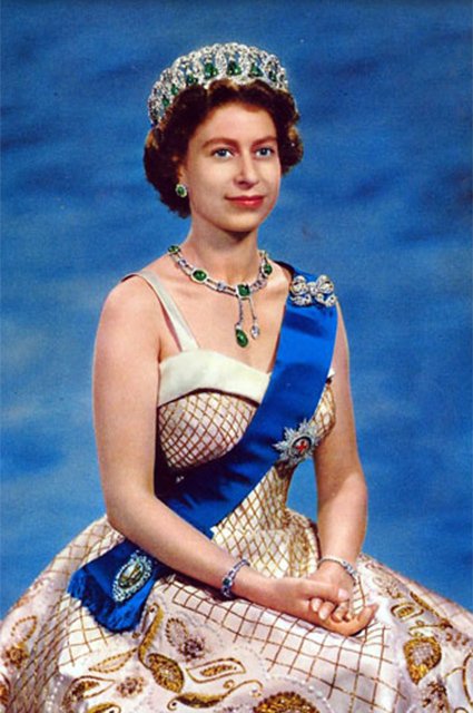Королева Елизавета II во Владимирской тиаре