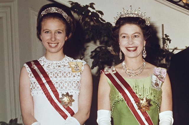 Принцесса Анна и королева Елизавета II