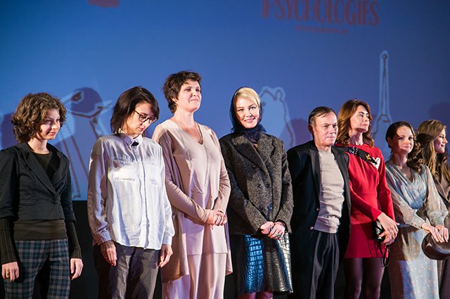 Авдотья Смирнова и Рената Литвинова с коллегами по фильму