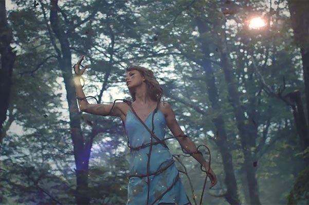 Тейлор Свифт в клипе Out Of The Woods