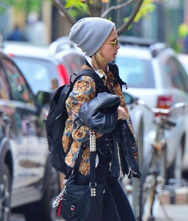 Cara Delevingne and Ashley Benson: Rush in to their new apartment -05