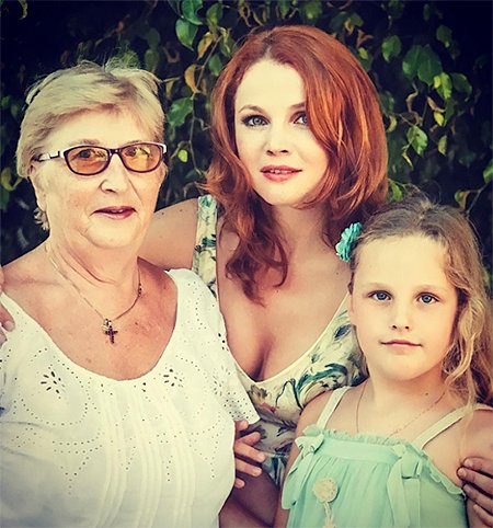 Екатерина Вуличенко с мамой и дочкой