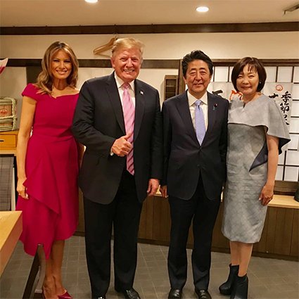 Мелания и Дональд Трамп с Синдзо Абэ и его супругой Акиэ