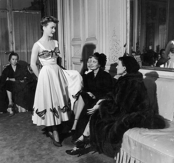 Модель демонстрирует платье клиентам дома Эльзы Скиапарелли, 1952 год