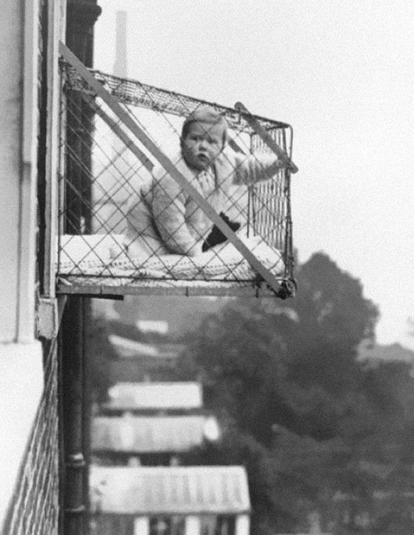 Детская клетка, используемая для того, чтобы дети получали больше солнечного света и свежего воздуха в городе.  1937 год