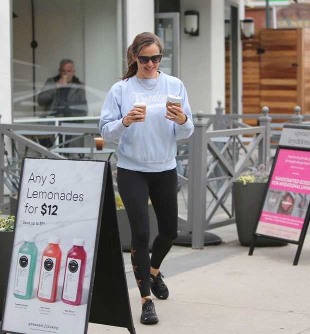 Jennifer Garner: Leaves the gym and grabs coffee in Brentwood-20
