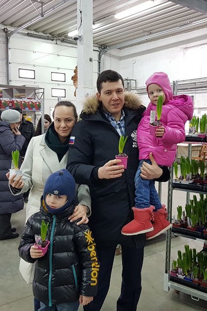 Антон Алиханов с женой Дарьей, сыном Андреем и дочерью Полиной