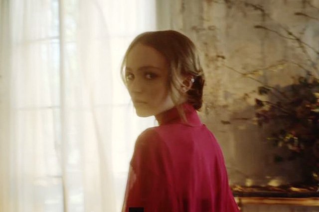 Лили-Роуз Депп в рекламной кампании аромата Chanel No.5