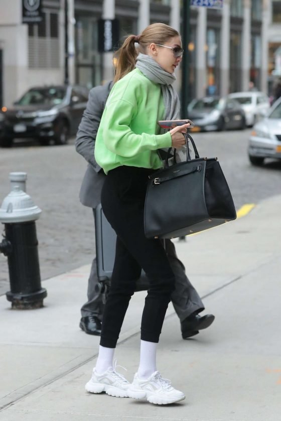 Gigi Hadid: Arriving at her apartment in Manhattan -03
