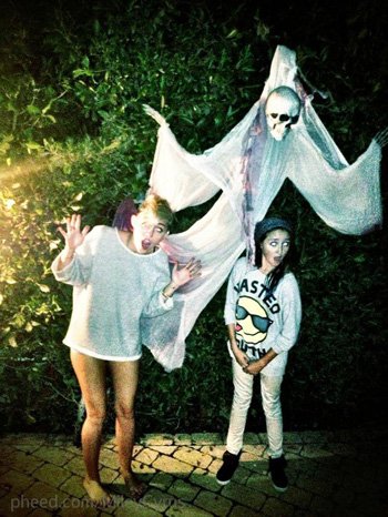 Майли Сайрус и ее сестра Ноа вызывают дух Хэллоуина