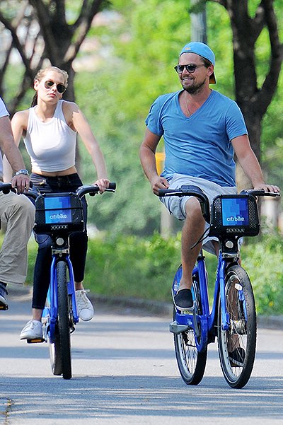 Леонадо ДиКаприо на велопрогулке с друзьями