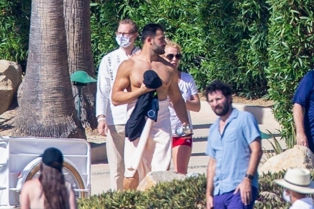 Britney Spears 2021 : Britney Spears – Relaxes by the jacuzzi with fiancé Sam Asghari in Cabo San Lucas-03