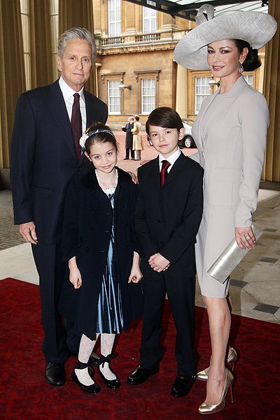 Майкл Дуглас и Кэтрин Зета-Джонс с детьми, 2011 год