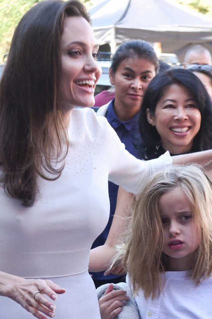 Анджелина Джоли с дочерью Вивьен и