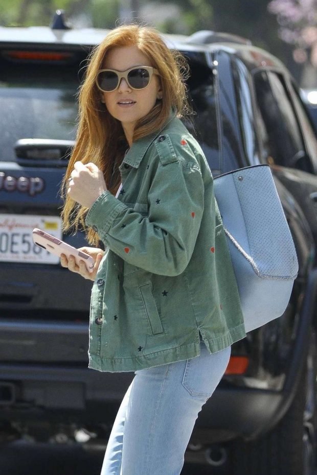 Isla Fisher - Shopping with a friend on Melrose Place in Los Angeles