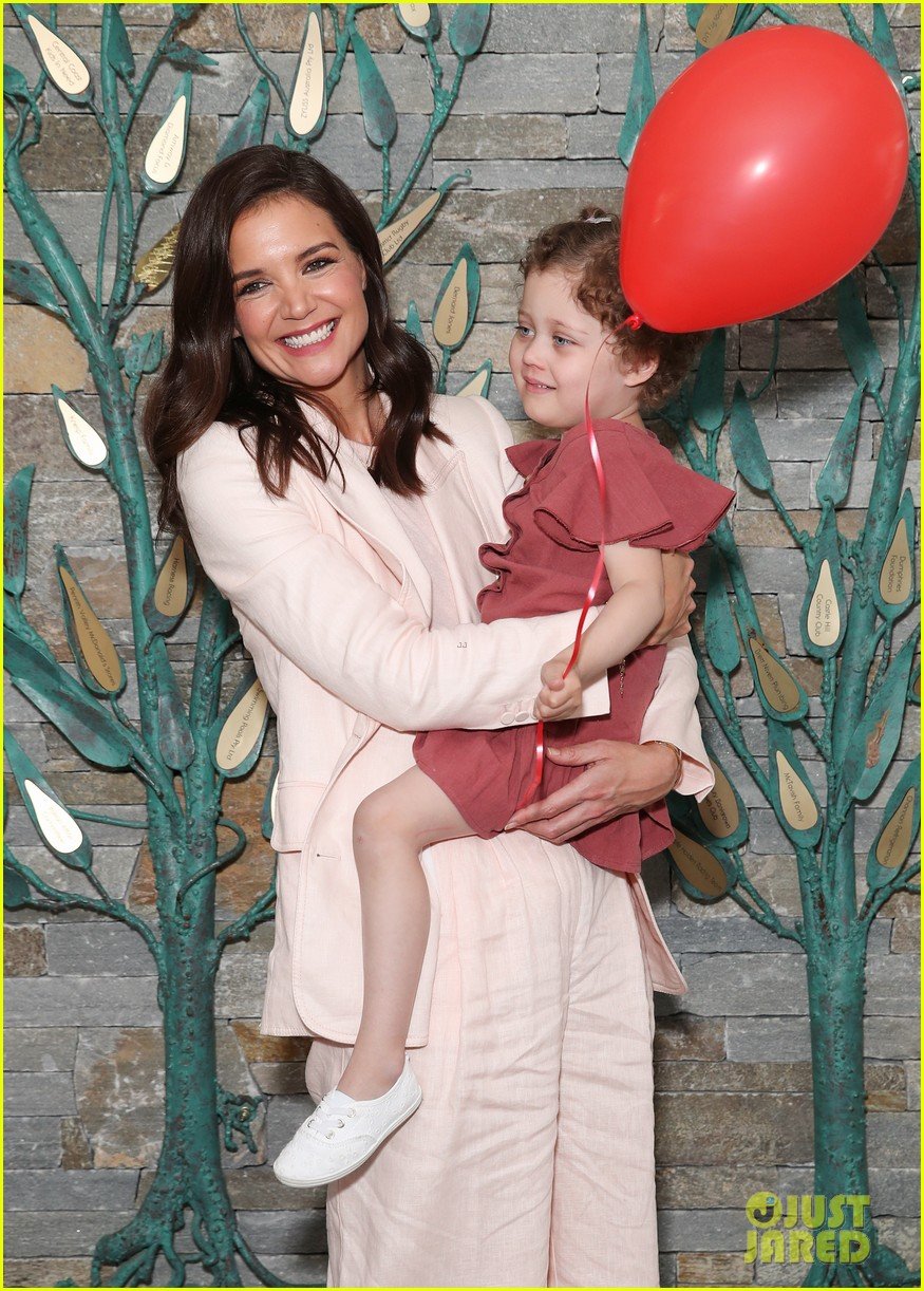 katie holmes arrives in australia for mchappy day charity 044388630