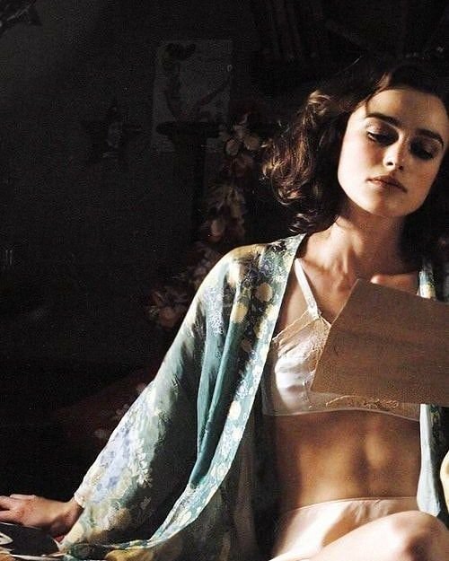 â¢Keira Knightley as Vera Phillips in The Edge of Loveâ¢ â¢ I am the only one who thinks she looks a bit like young Helena Bonham Carter inâ¦