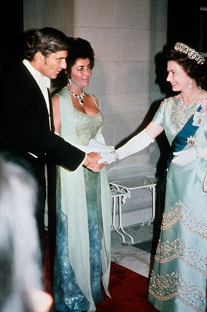 Элизабет Тейлор в мерцающем платье и ожерелье с сапфирами на встрече с королевой в Вашингтоне в 1976 году