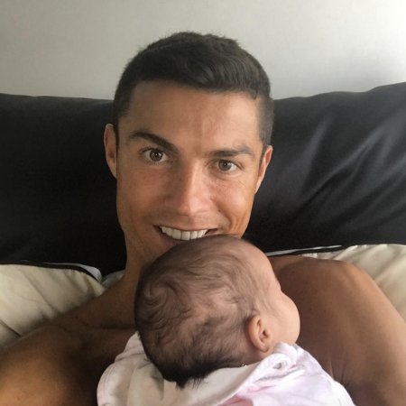 Криштиану Роналду с малышом