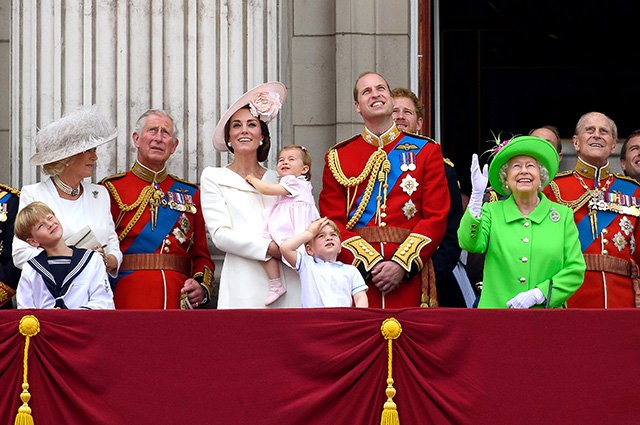 Камилла Паркер-Боулз, принц Чарльз, Кейт Миддлтон, принцесса Шарлотта, принц Джордж, принц Уильям, королева Елизавета II, Принц Филипп