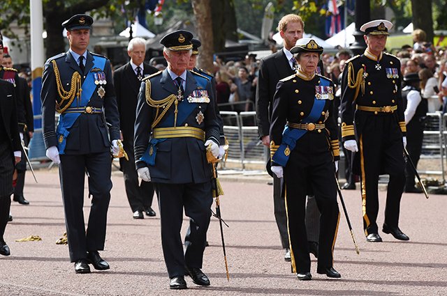 Король Карл III, принц Уильям, принцесса Анна, принц Гарри, принц Эндрю и принц Эдвард на церемонии прощания