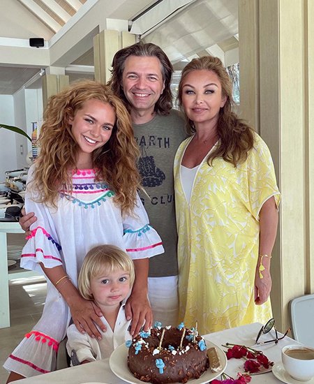 Дмитрий Маликов с дочерью Стефанией, женой Еленой и сыном Марком