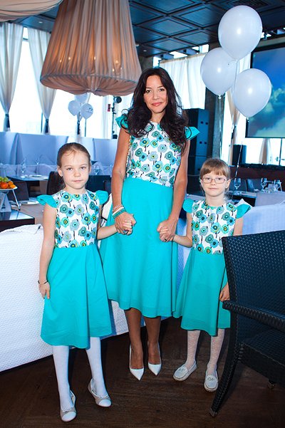 Ирина Чайковская с дочками на презентации детской коллекции одежды