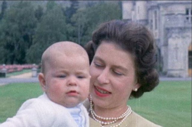 Королева Елизавета II с сыном принцем Эндрю в 1960 году