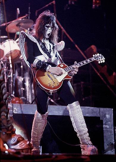 В декабре 1976 года во время выступления группы Kiss гитарист Эйс Фрейли зацепился за металлический провод и, получив удар электричеством, упал в обморок. Через некоторое время он вернулся на сцену, однако в этот момент искра от пиротехники подожгла волосы бас-гитаристу группы